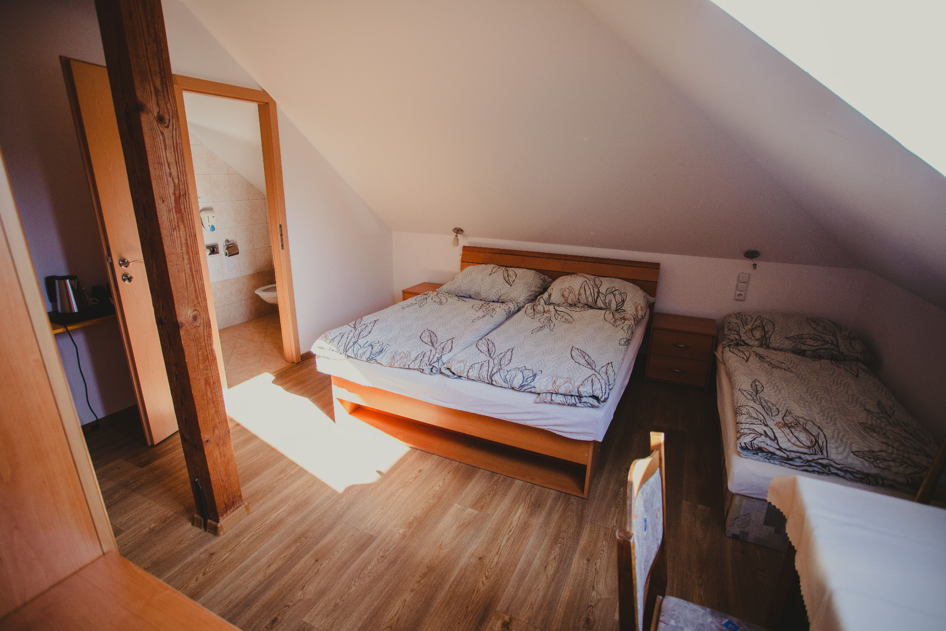 Podkrovní trojlůžkový pokoj